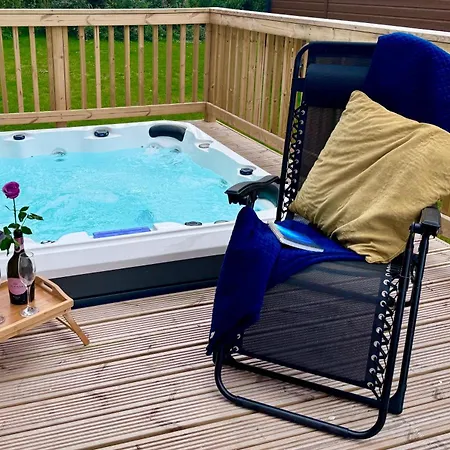 Christmas Hot Tub - Near York Holiday home *